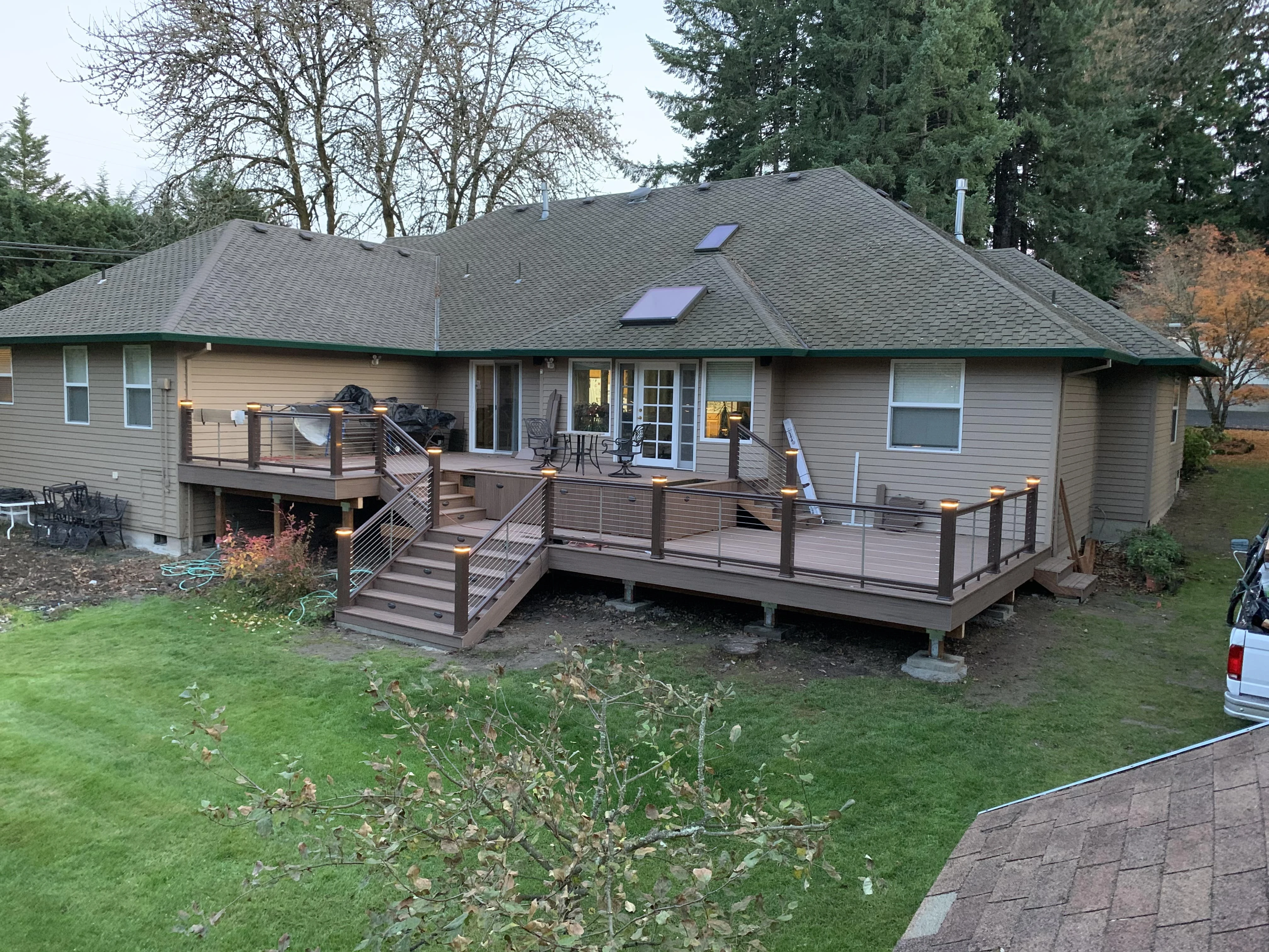 MULTI LEVEL AZEK DECK
with Deck Lighting
Large Built in Planter Box
Cedar Mill Deck Company